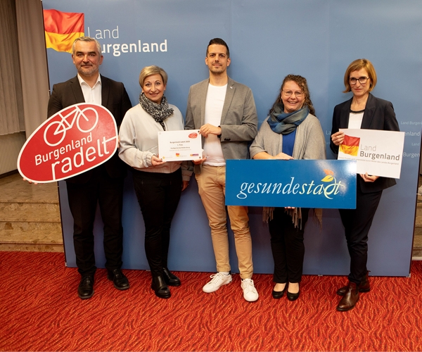 LR Heinrich Dorner, Bgm.in Claudia Schlager, Dominik Schmidt (Stadtgemeinde Mattersburg), Werner Fleischhacker (Stadtgemeinde Eisenstadt), Sonja Glatz (Gesundes Dorf), Christine Zopf-Renner, Leiterin Mobilitätszentrale Burgenland (v.l.). 